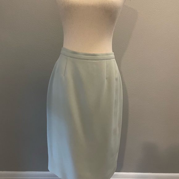 Two piece skirted summer Kasper Suit size 6. Mint green in color. - Picture 8 of 9